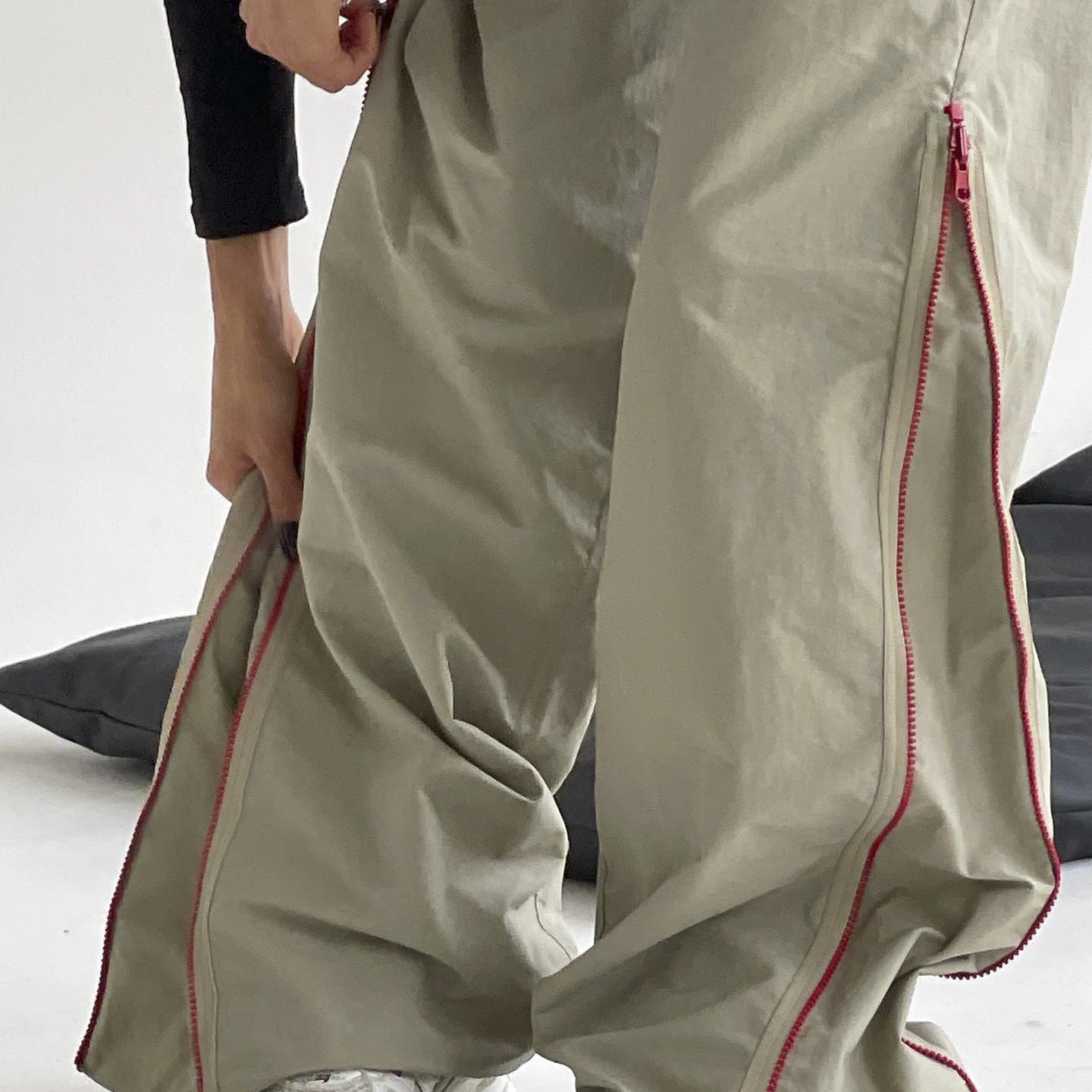 Urban style draped wide-leg pants with zipper