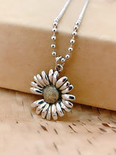 Simple Daisy Pendant Necklace