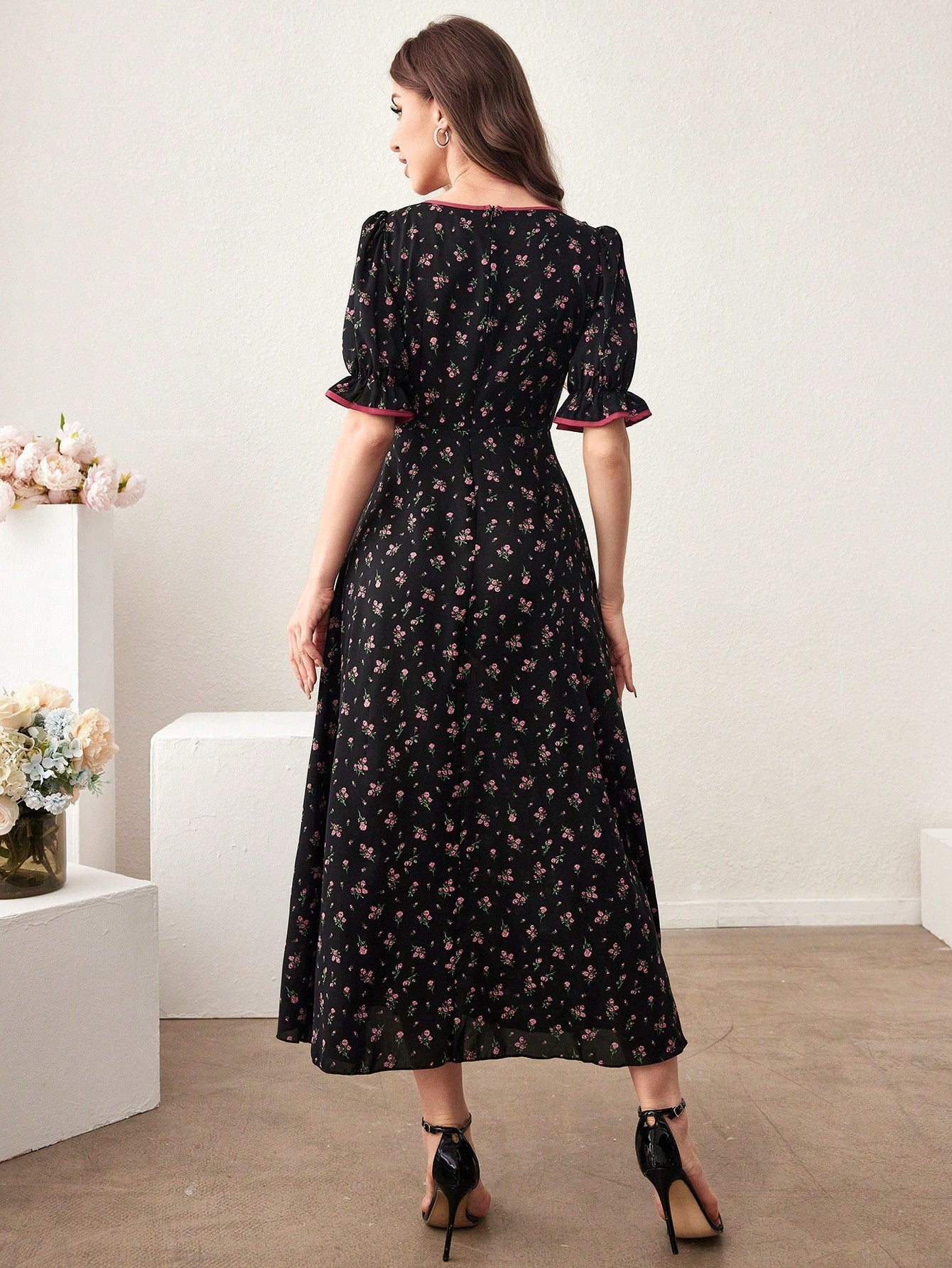 Floral Charm: Women's Sweetheart Neckline Ruffled Sleeve Dress